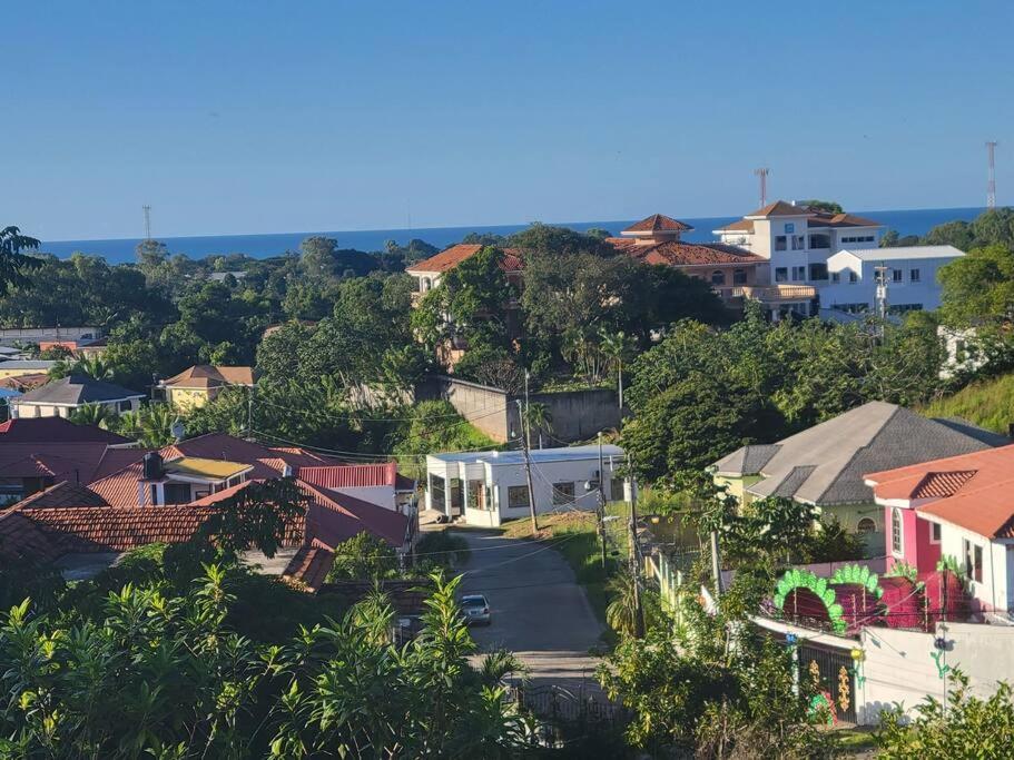 Linda, Cerca De Todo, Parqueo, Patio, Netflix Villa La Ceiba Luaran gambar